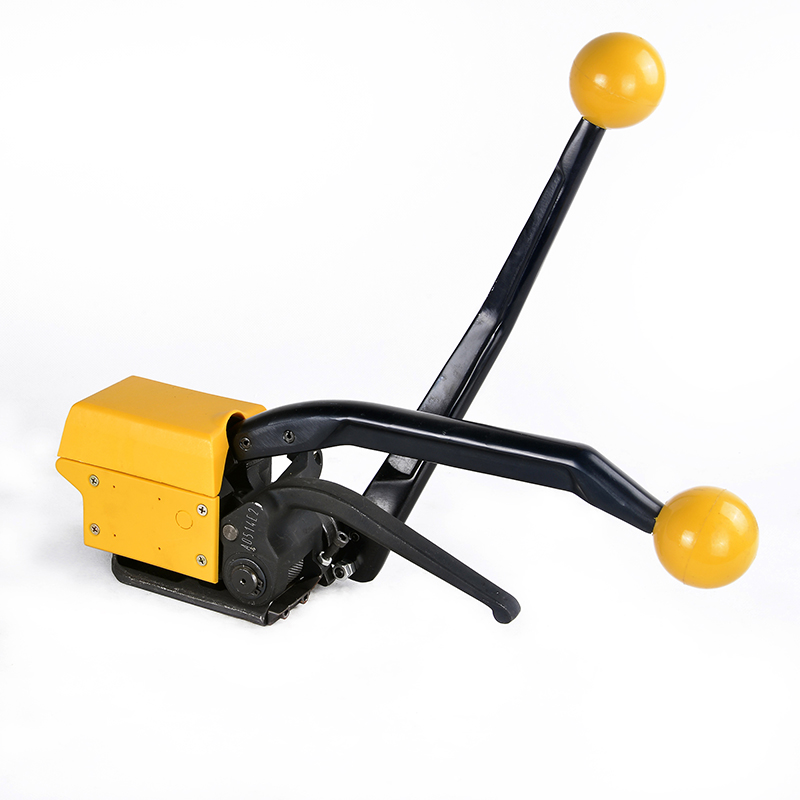 How to use a steel strapping tensioner?